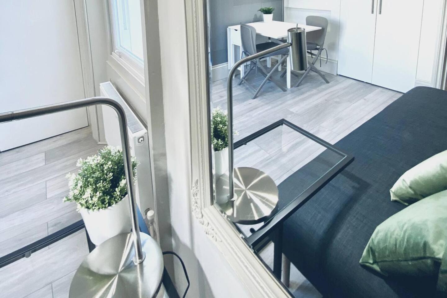 Apt 03 Beachside Beauty Central Studio Steps From Cafes Brighton Bagian luar foto