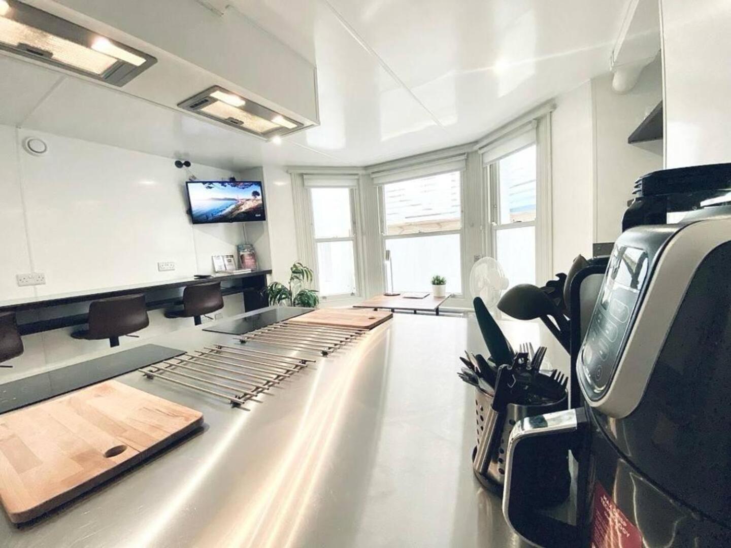 Apt 03 Beachside Beauty Central Studio Steps From Cafes Brighton Bagian luar foto