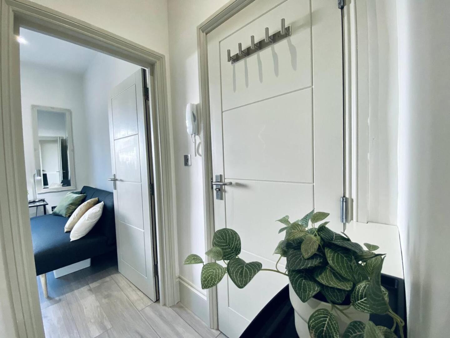 Apt 03 Beachside Beauty Central Studio Steps From Cafes Brighton Bagian luar foto
