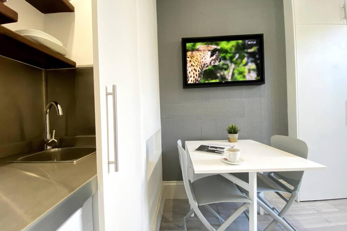 Apt 03 Beachside Beauty Central Studio Steps From Cafes Brighton Bagian luar foto